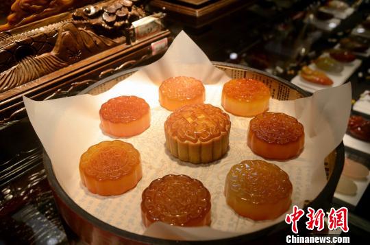 迎中秋节工艺美术大师用玉石雕出“莲蓉月饼”
